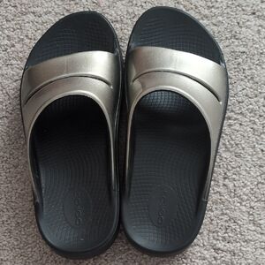 OOFOS Women's Sandals in Black and Silver
